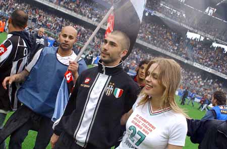 英媒：英冠朴茨茅斯有意租借热刺韩国小将梁民革（英媒称：英冠球队朴茨茅斯欲租下热刺韩国新星梁民革）