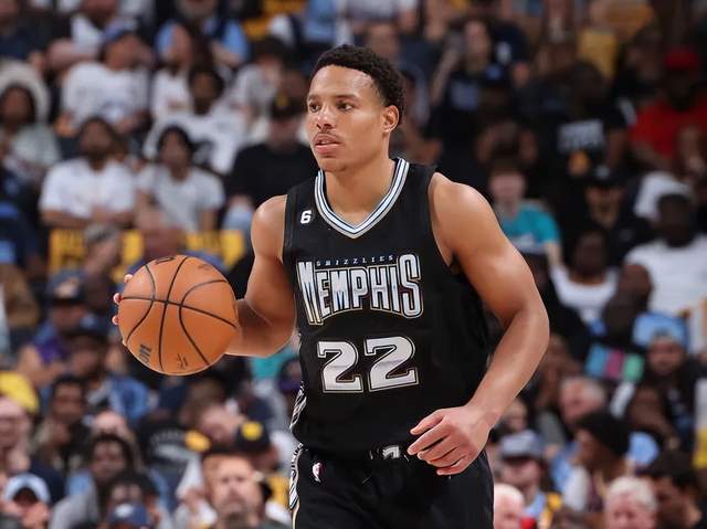 伊涅斯塔：中场球员当教练更能掌控全局，小法现在做得非常好（伊涅斯塔：中场出身的教练更易把控全局，小法执教表现出色）