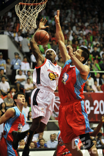 唐天翼代表阿图什安淇拉队征战喀什杯：希望我们球队能夺冠（唐天翼披阿图什安淇拉战袍征战喀什杯，剑指冠军）