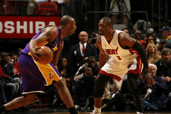 跟队：麦迪逊赛后拄拐穿过混合采访区，神情十分沮丧（随队报道：麦迪逊赛后拄拐经过混采区，神情低落）