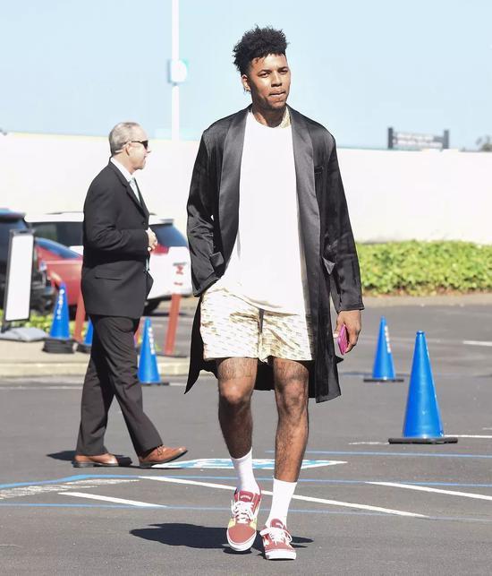 承担重任！麦克丹尼尔斯半场8中6轰14分2板（扛起大旗！麦克丹尼尔斯半场8投6中砍下14分2篮板）