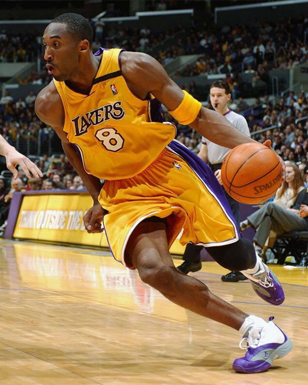 志愿者们用耐心细致的陪伴、温暖有力的援手，为参赛运动员提供全方位保障（志愿者以细致陪伴与温暖援助，为参赛运动员保驾护航）