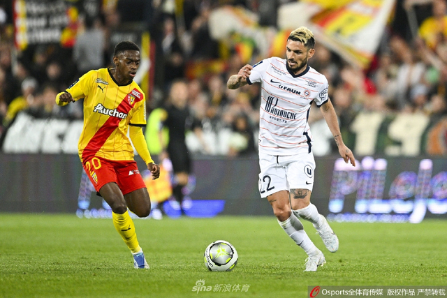 看台视角欣赏孙兴慜的任意球直接破门，球迷已经预感...（看台视角直击孙兴慜任意球破门，球迷早有预感）