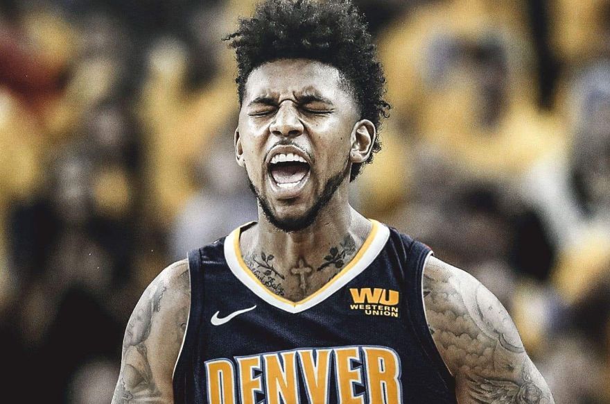 科克获赠马竞700场里程碑纪念球衣，并与全队合影留念（科克获马竞700场里程碑纪念战袍，全队合影致敬）