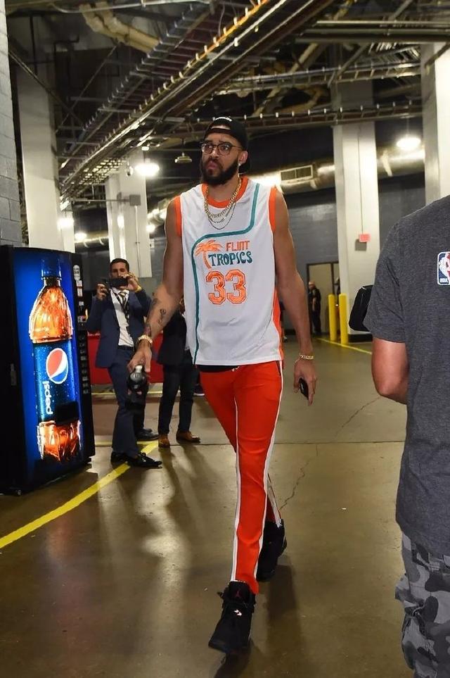 金州勇士巴特勒砍下24分10助攻，鹈鹕锡安25分，双方激烈对决。（巴特勒24分10助攻对飙锡安25分，勇士与鹈鹕鏖战）