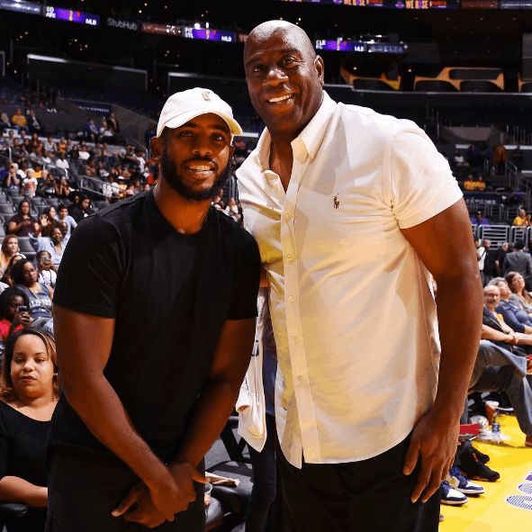 球星压哨三分把比赛送进加时（巨星压哨三分扳平，比赛拖入加时）